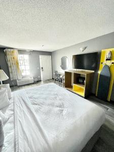 都柏林都伯林贝蒙特套房酒店的卧室配有一张白色大床