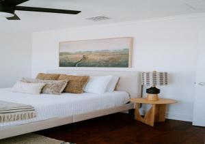 杰克逊维尔海滩Luxurious 4 Bedroom Home In Jacsonville Beach的白色卧室配有床和桌子