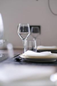 阿蒂斯蒙斯Le Black & White - 10 min Orly, 3 min gare Juvisy的坐在桌子上的一个葡萄酒杯