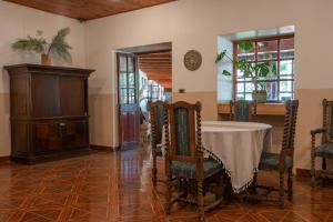 利纳雷斯Hotel Linares的一间带桌椅的用餐室和一间带窗户的房间