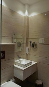 阿姆利则Hotel Aura Grand By Levelup Hotels的一间带水槽和卫生间的浴室