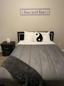 休斯顿Luxe Lavish w/ Pool的一间卧室配有一张带熊猫的床
