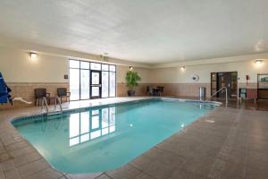 GoodlandComfort Inn & Suites的大楼里一个蓝色的大泳池