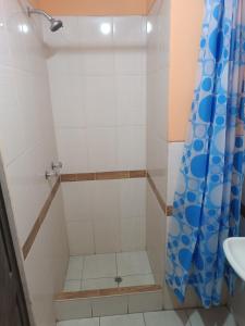 奇瓦伊Hospedaje Vacacional - Colca的带淋浴和盥洗盆的浴室