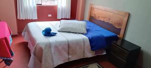 奇瓦伊Hospedaje Vacacional - Colca的卧室里床上的蓝色泰迪熊