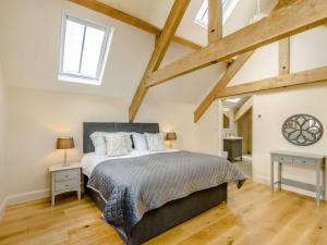 Finghall4 Bed in Bedale 80704的一间卧室设有一张大床,铺有木地板。