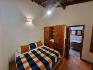 巴里查拉Hermosa y Acogedora Casa de Descanso & Mirador的一间带床的小卧室和一间浴室
