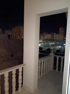 巴库soprano guest house的阳台,晚上可欣赏到城市景观