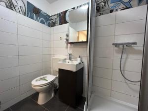 拜罗伊特Gemütliches helles Apartment im Zentrum von Bayreuth的浴室配有卫生间、盥洗盆和淋浴。