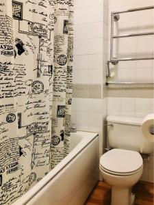 泰恩河畔纽卡斯尔Knowesgate Hotel B&B的一间带卫生间和淋浴帘的浴室