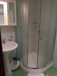 布德瓦Apartments Krapina Lux的带淋浴和盥洗盆的浴室