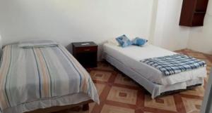 巴克里索莫雷诺港Casa de Huespedes Milena的一间卧室配有一张床和一个床头柜