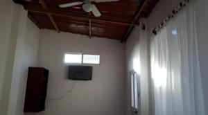 巴克里索莫雷诺港Casa de Huespedes Milena的客房设有吊扇和墙上的电视。
