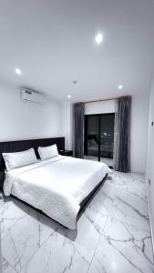 TarquiMantaSurf Hotel的白色的卧室设有一张大床和一个窗户