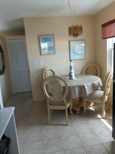 圣徒皮特海滩Beautiful St Pete Beach, FL 2nd Floor 2BR Unit的一间带桌椅的用餐室