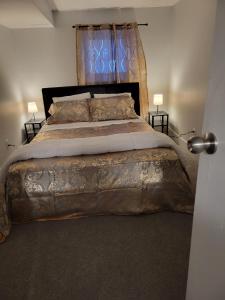 埃德蒙顿Cozy Furnished Room in Edmonton - Close to U of A的一间卧室配有一张大床和大毯子