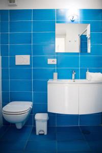 波西塔诺YourHome - H2O Marina Apt Sea View的蓝色瓷砖浴室设有卫生间和水槽