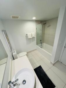 哈兰代尔海滩Lovely 1 Bedroom & 1 Bath Kitchen Balcony 18 Floor的白色的浴室设有卫生间和淋浴。
