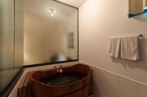 帕苏斯工程师镇Resort Fazenda 3 Pinheiros的一间带木制浴缸及镜子的浴室