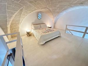 加利波利LE DIMORE CENTRO的卧室配有一张石墙床