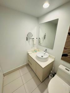 哈兰代尔海滩Lovely 2Bed 1Bath Condo With Private Balcony 18th Floor的一间带水槽、镜子和卫生间的浴室