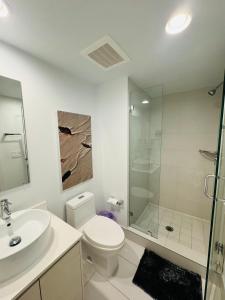 哈兰代尔海滩Lovely 2Bed 1Bath Condo With Private Balcony 18th Floor的白色的浴室设有卫生间和淋浴。