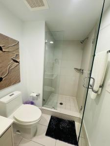 哈兰代尔海滩Lovely 2Bed 1Bath Condo With Private Balcony 18th Floor的带淋浴和卫生间的白色浴室