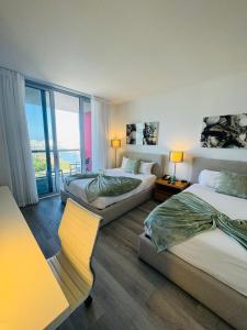 哈兰代尔海滩Lovely 2Bed 1Bath Condo With Private Balcony 18th Floor的酒店客房设有两张床和一个阳台。