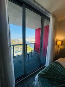 哈兰代尔海滩Lovely 2Bed 1Bath Condo With Private Balcony 18th Floor的一间卧室,享有带一张床的阳台的景色