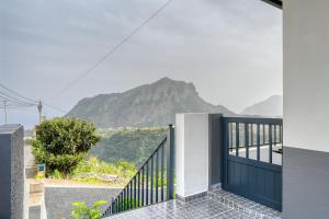 FaialCasa dos Anjos, a Home in Madeira的山景房屋 - 带门