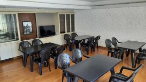 门多萨645 Hostel的用餐室配有桌椅和平面电视。