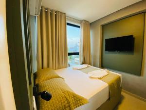 嘎林海斯港Ocean Porto Flats的酒店客房设有一张床和一个大窗户