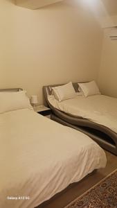 奥托佩尼Trio Maria的两张睡床彼此相邻,位于一个房间里
