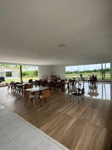 博阿维斯塔Villa'S Roraima - Pousada & Natureza的用餐室设有桌椅和窗户。