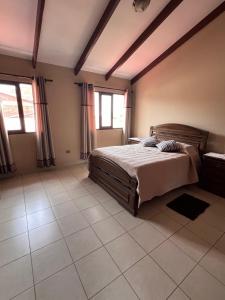 科恰班巴Hermosa y cómoda casa en Cochabamba的卧室配有1张床,铺有瓷砖地板。