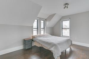 马尔登Pet-Friendly Malden Apartment 7 Mi to Boston!的一间白色卧室,配有床和2个窗户