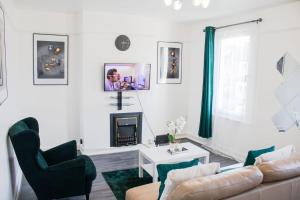 伦敦Fabulous One Bedroom House in Penge area in London的带沙发和壁炉的客厅