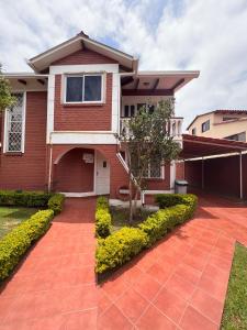 科恰班巴Hermosa y cómoda casa en Cochabamba的红砖车道的房子