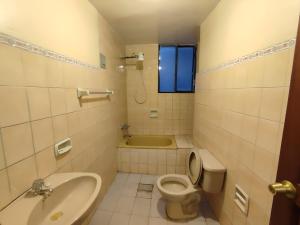 拉巴斯Departamento como en casa的浴室配有盥洗盆、卫生间和浴缸。