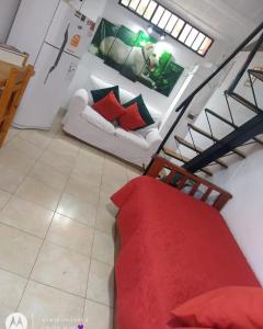 卡塔马卡Bruna Departamentos的客厅配有红色的床和沙发