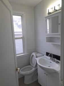 埃德蒙顿Cozy Furnished Room in Edmonton - Close to U of A的白色的浴室设有卫生间和水槽。