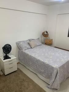 德奥多鲁元帅镇Apartamento a Beira-Mar - Praia do Francês的一间卧室设有一张床和白色的墙壁