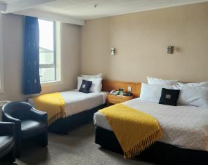 因弗卡吉尔凯尔文酒店的酒店客房,配有两张床和椅子