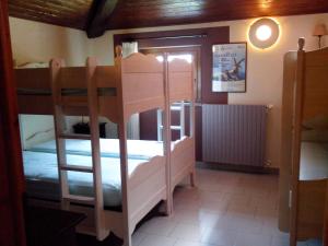 恩特拉奎罗坎达索里索宾馆的一间客房内配有两张双层床的房间