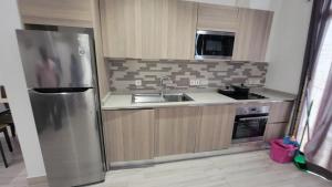 阿克拉Acasia Luxury Home Cantonment的厨房配有不锈钢冰箱和水槽