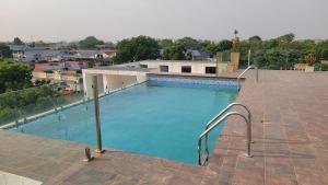 阿克拉Acasia Luxury Home Cantonment的大楼顶部的大型游泳池