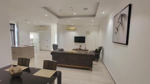阿克拉Acasia Luxury Home Cantonment的客厅配有沙发和桌子