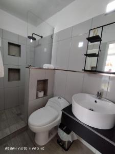 洛佩斯港Centro Vacacional "El Pro"的白色的浴室设有卫生间和水槽。