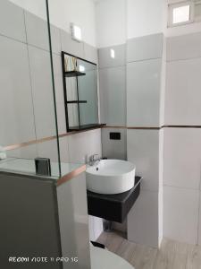 洛佩斯港Centro Vacacional "El Pro"的白色的浴室设有水槽和镜子