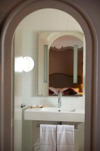 马孔欧洲英格兰德贝斯特韦斯特PLUS酒店的一间带水槽和镜子的浴室以及一张床